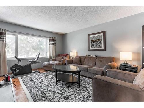 3036 33A Street Se, Calgary, AB - Indoor Photo Showing Living Room