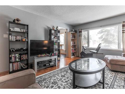 3036 33A Street Se, Calgary, AB - Indoor Photo Showing Living Room