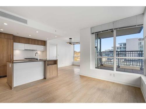 608-128 2 Street Sw, Calgary, AB - Indoor Photo Showing Kitchen