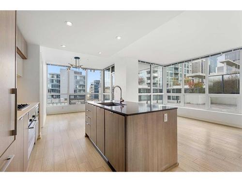 608-128 2 Street Sw, Calgary, AB - Indoor Photo Showing Kitchen With Upgraded Kitchen