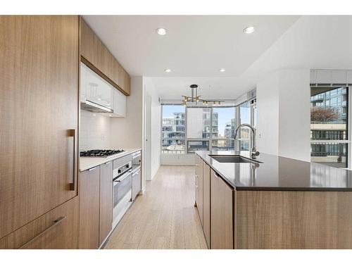 608-128 2 Street Sw, Calgary, AB - Indoor Photo Showing Kitchen With Upgraded Kitchen