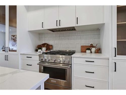 2345 53 Avenue Sw, Calgary, AB - Indoor Photo Showing Kitchen With Upgraded Kitchen