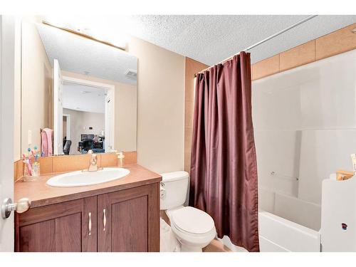 5210-69 Country Village Manor Ne, Calgary, AB - Indoor Photo Showing Bathroom