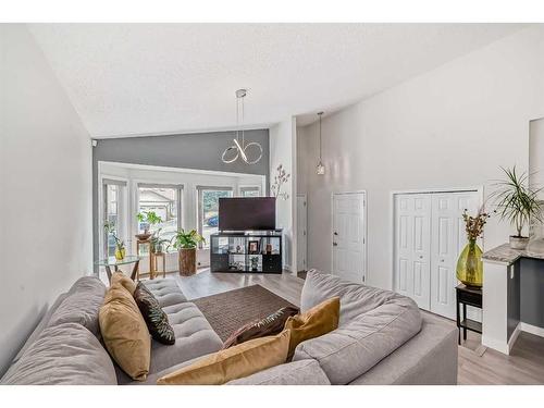 23 Sanderling Rise Nw, Calgary, AB - Indoor Photo Showing Living Room