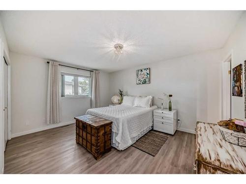 23 Sanderling Rise Nw, Calgary, AB - Indoor Photo Showing Bedroom