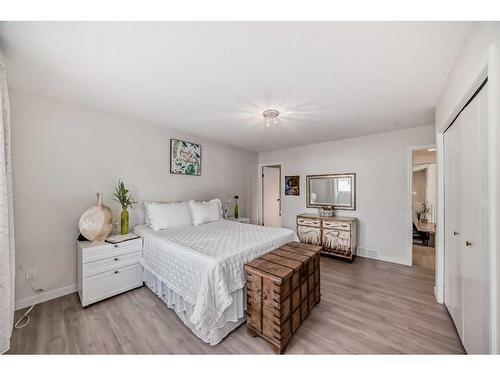 23 Sanderling Rise Nw, Calgary, AB - Indoor Photo Showing Bedroom