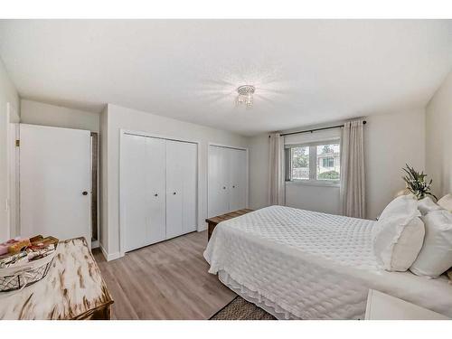 23 Sanderling Rise Nw, Calgary, AB - Indoor Photo Showing Bedroom