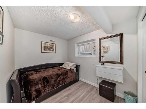 23 Sanderling Rise Nw, Calgary, AB - Indoor Photo Showing Bedroom