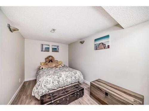 23 Sanderling Rise Nw, Calgary, AB - Indoor Photo Showing Bedroom