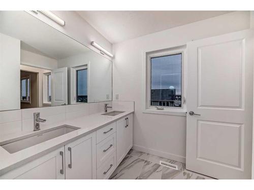 1034 Thimbleberry Hill Sw, Airdrie, AB - Indoor Photo Showing Bathroom