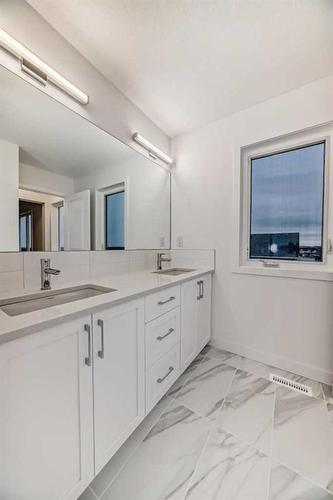 1034 Thimbleberry Hill Sw, Airdrie, AB - Indoor Photo Showing Bathroom