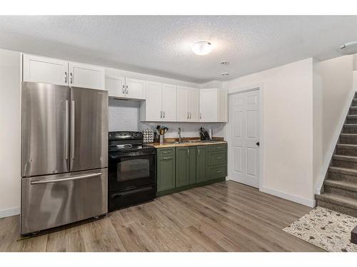 17 Aster Place Se, Airdrie, AB - Indoor Photo Showing Kitchen