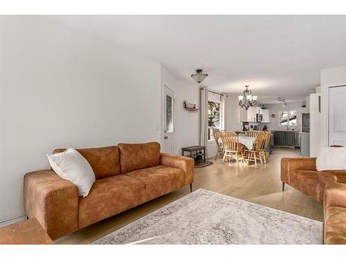 17 Aster Place Se, Airdrie, AB - Indoor Photo Showing Living Room