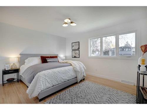 10632 Waneta Crescent Se, Calgary, AB - Indoor Photo Showing Bedroom