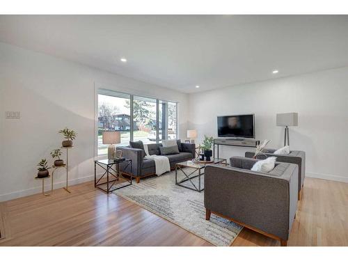 10632 Waneta Crescent Se, Calgary, AB - Indoor Photo Showing Living Room