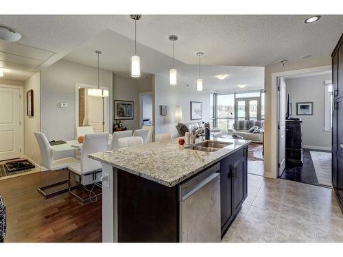 401-24 Varsity Estates Circle Nw, Calgary, AB - Indoor Photo Showing Kitchen With Double Sink With Upgraded Kitchen