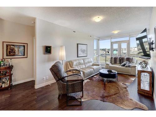 401-24 Varsity Estates Circle Nw, Calgary, AB - Indoor Photo Showing Living Room