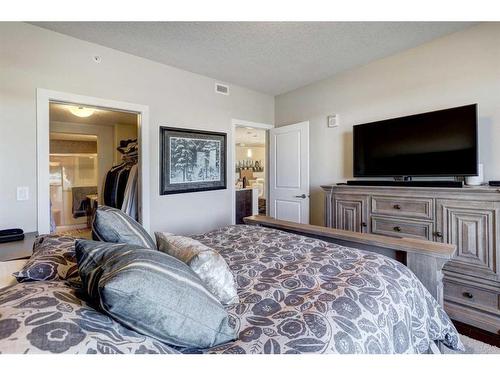 401-24 Varsity Estates Circle Nw, Calgary, AB - Indoor Photo Showing Bedroom