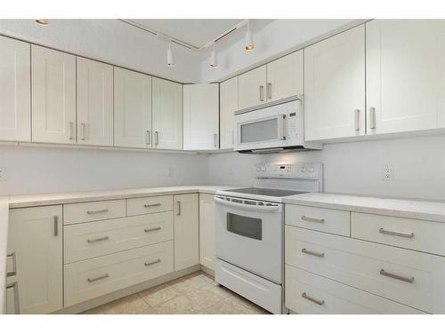 3153-1818 Simcoe Boulevard Sw, Calgary, AB - Indoor Photo Showing Kitchen