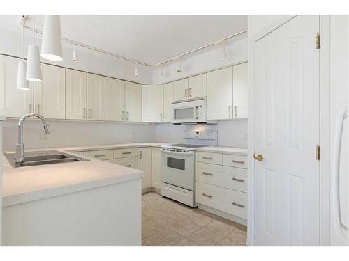 3153-1818 Simcoe Boulevard Sw, Calgary, AB - Indoor Photo Showing Kitchen With Double Sink