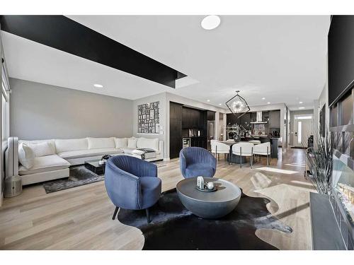 145 Edith Villas Nw, Calgary, AB - Indoor Photo Showing Living Room