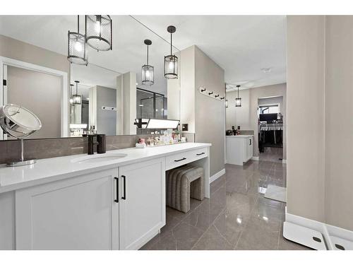 145 Edith Villas Nw, Calgary, AB - Indoor Photo Showing Bathroom