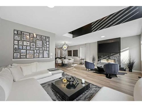 145 Edith Villas Nw, Calgary, AB - Indoor Photo Showing Living Room