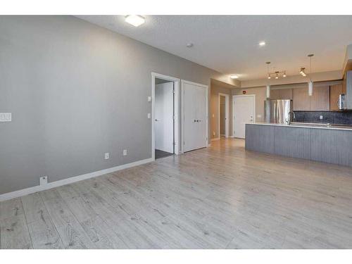 105-214 Sherwood Square Nw, Calgary, AB - Indoor Photo Showing Kitchen