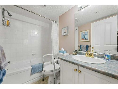 2202 Tuscarora Manor Nw, Calgary, AB - Indoor Photo Showing Bathroom