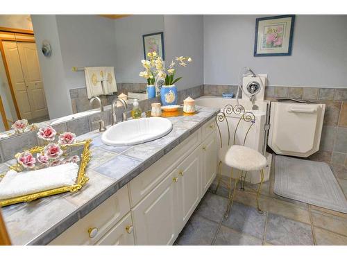 116 Hamptons Park Nw, Calgary, AB - Indoor Photo Showing Bathroom