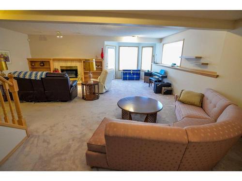 116 Hamptons Park Nw, Calgary, AB - Indoor Photo Showing Living Room