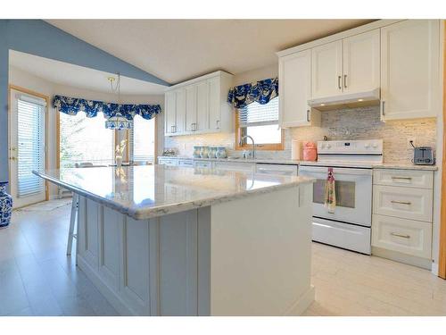 116 Hamptons Park Nw, Calgary, AB - Indoor Photo Showing Kitchen