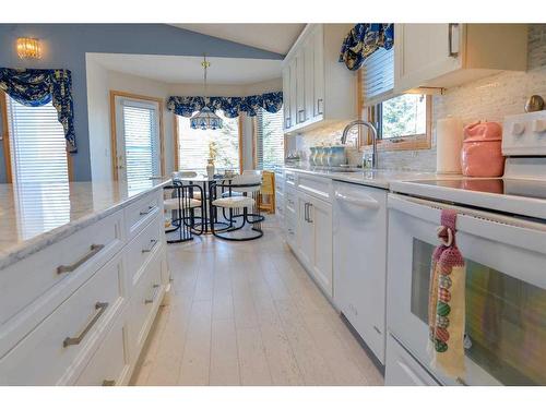 116 Hamptons Park Nw, Calgary, AB - Indoor Photo Showing Kitchen