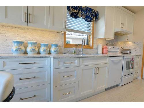 116 Hamptons Park Nw, Calgary, AB - Indoor Photo Showing Kitchen