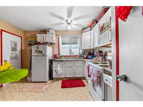 3427 56 Street Ne, Calgary, AB - Indoor Photo Showing Kitchen