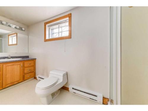 3412 1 Street Nw, Calgary, AB - Indoor Photo Showing Bathroom