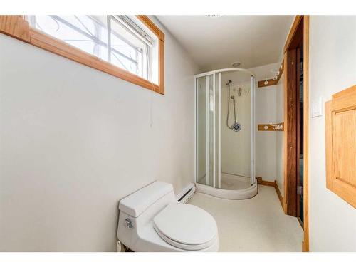 3412 1 Street Nw, Calgary, AB - Indoor Photo Showing Bathroom