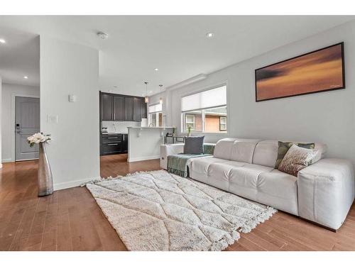 A-2115 35 Avenue Sw, Calgary, AB - Indoor Photo Showing Living Room