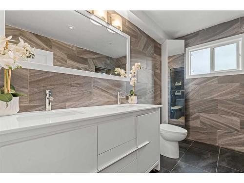 A-2115 35 Avenue Sw, Calgary, AB - Indoor Photo Showing Bathroom