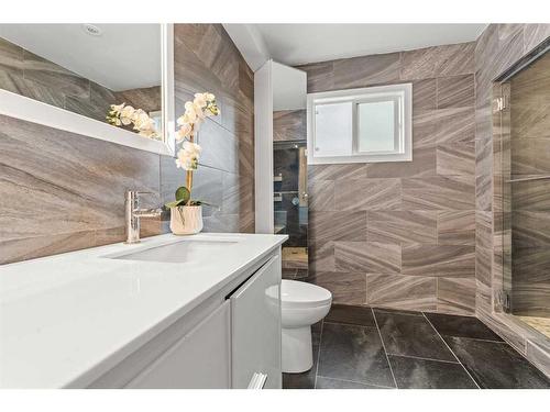 A-2115 35 Avenue Sw, Calgary, AB - Indoor Photo Showing Bathroom