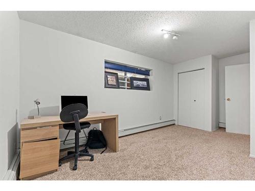 A-2115 35 Avenue Sw, Calgary, AB - Indoor Photo Showing Bedroom