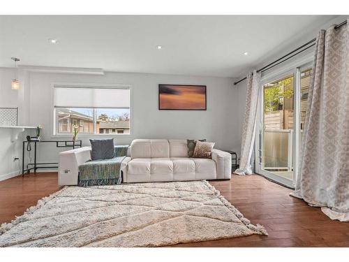 A-2115 35 Avenue Sw, Calgary, AB - Indoor Photo Showing Living Room