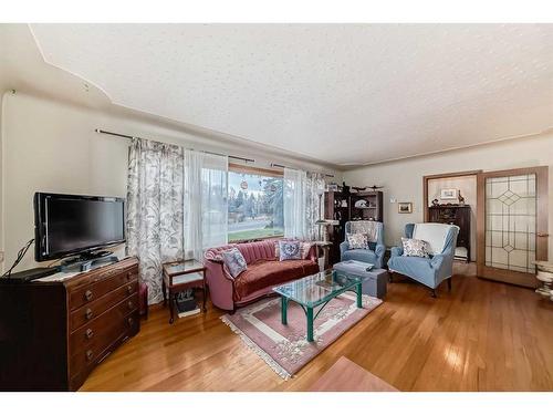 3205 4 Street Sw, Calgary, AB - Indoor Photo Showing Living Room