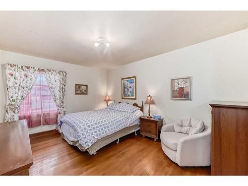 3205 4 Street Sw, Calgary, AB - Indoor Photo Showing Bedroom