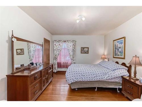 3205 4 Street Sw, Calgary, AB - Indoor Photo Showing Bedroom