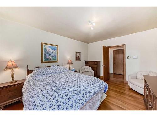 3205 4 Street Sw, Calgary, AB - Indoor Photo Showing Bedroom