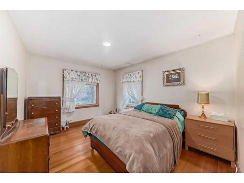 3205 4 Street Sw, Calgary, AB - Indoor Photo Showing Bedroom