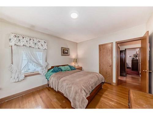 3205 4 Street Sw, Calgary, AB - Indoor Photo Showing Bedroom