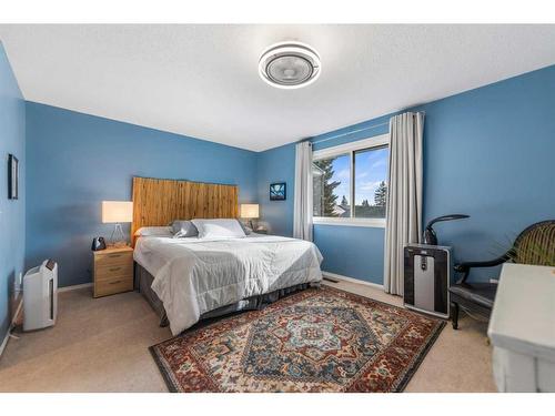 417 Georgian Villas Ne, Calgary, AB - Indoor Photo Showing Bedroom