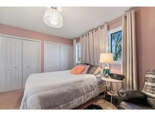 417 Georgian Villas Ne, Calgary, AB - Indoor Photo Showing Bedroom